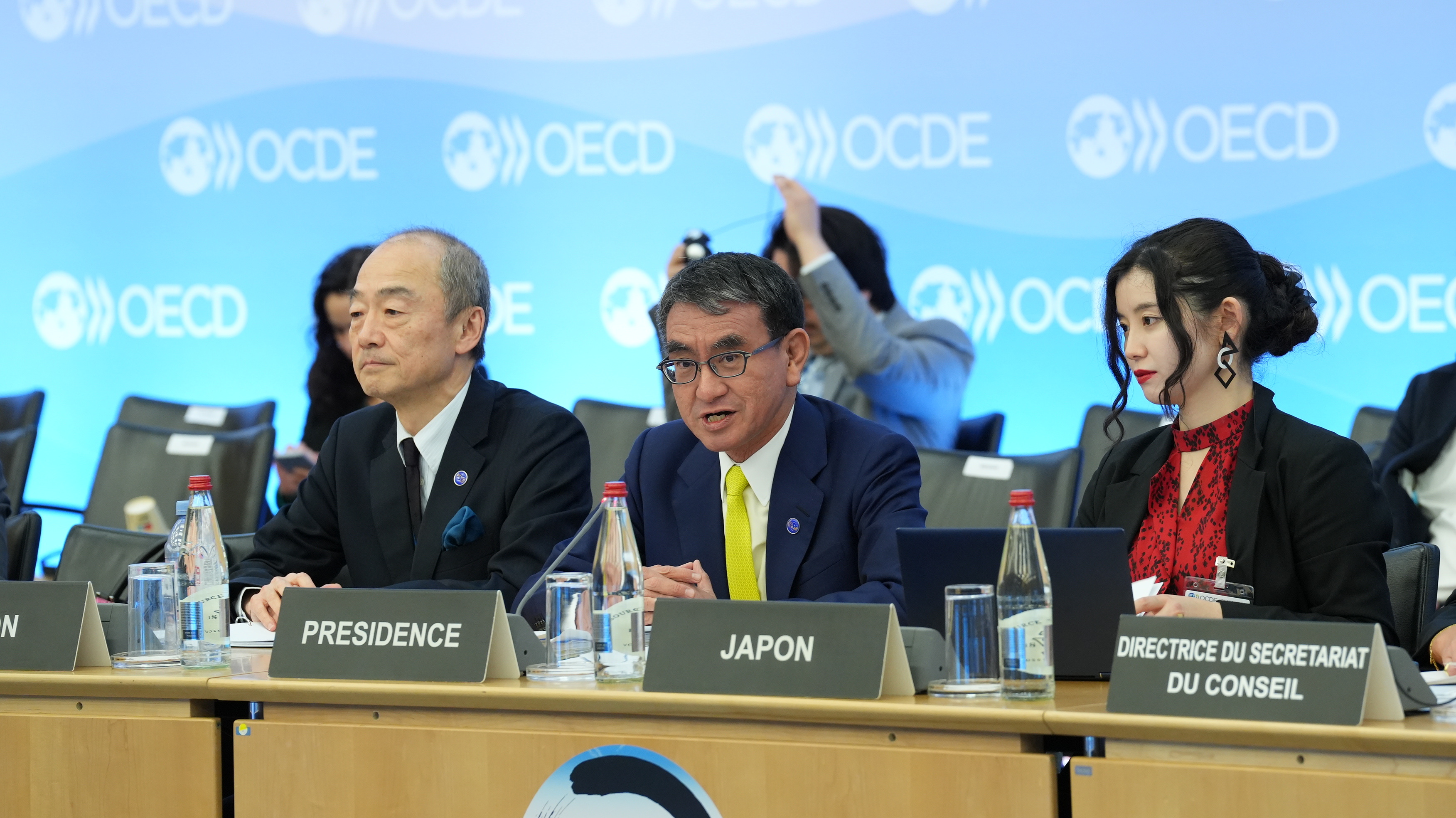 OECD閣僚理事会で議長を務める河野デジタル大臣。写真中央。